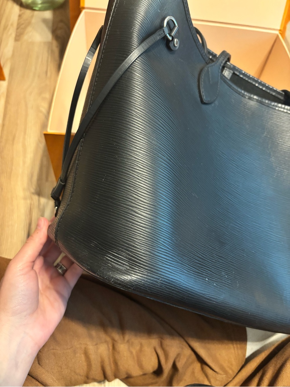 Louis Vuitton Neverfull MM Tote Bag in Black Epi Leather - Picture 9 of 15